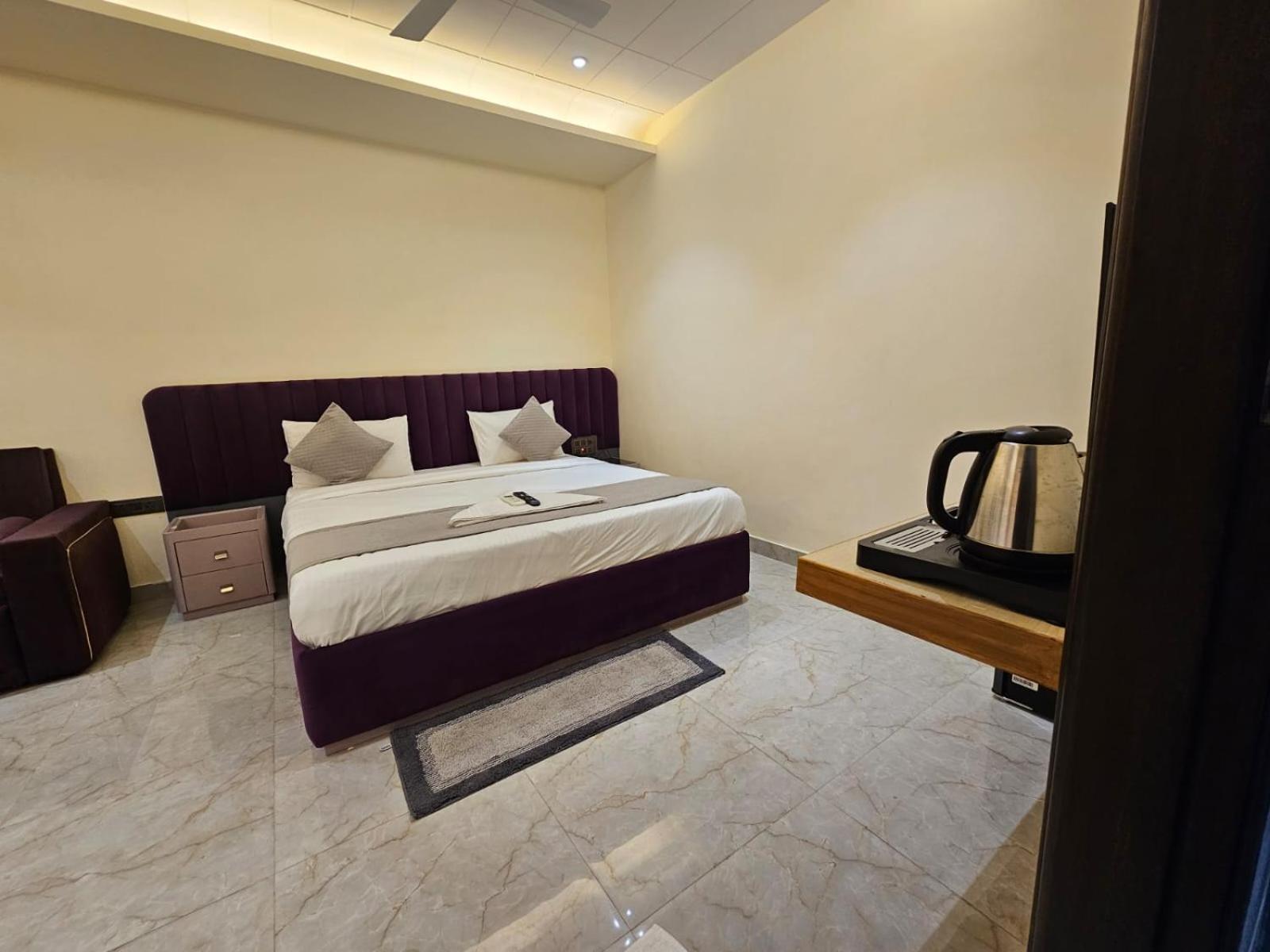Hotel The Glass House Greater Noida Exterior foto