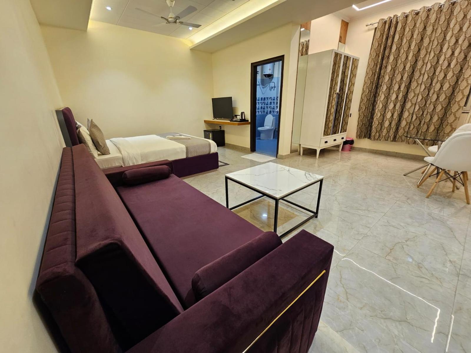 Hotel The Glass House Greater Noida Exterior foto